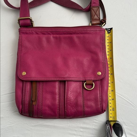 Fossil Morgan Traveler fuchsia leather adjustable crossbody bag - Picture 12 of 15